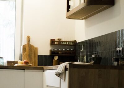 Kuchnia z meblami IKEA, nadstawką starego kredensu i płytkami Equipe Artisan — połączenie nowoczesności z historią.