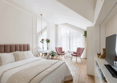 Elegancka sypialnia z różowym zagłówkiem, jasnym drewnem i naturalnym światłem w domu pod Warszawą.