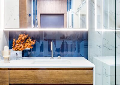 Łazienka na parterze apartamentu na Ursynowie — płytki Equipe, ceramika Catalano i blat Prodmar w nowoczesnym wnętrzu.