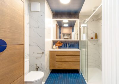 Łazienka na parterze apartamentu na Ursynowie — ceramika Catalano, blat Prodmar i płytki Equipe w nowoczesnym układzie.