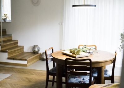 Jadalnia w domu z lat 80. w Zalesiu — odnowiona w duchu zero waste, z naturalnym światłem i drewnianymi detalami.
